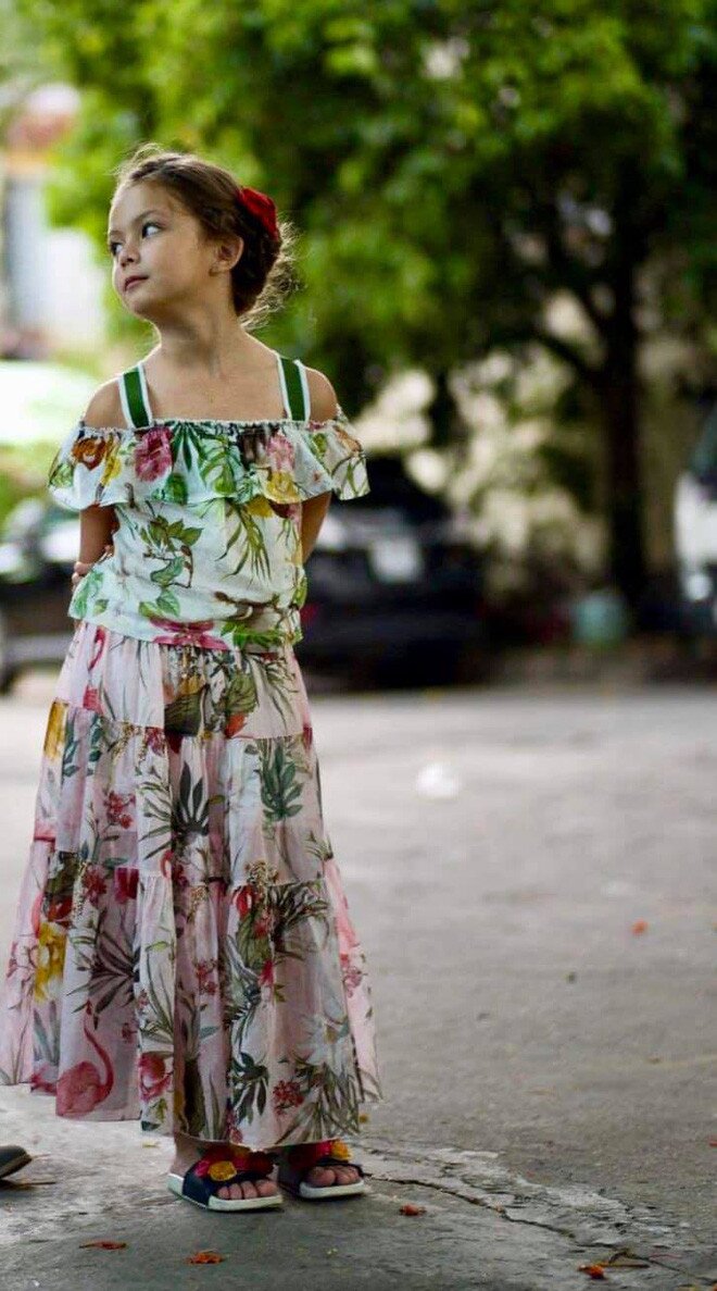 7 tuổi, bé Tép đã sở hữu gương mặt đẹp, đôi chân thon dài.