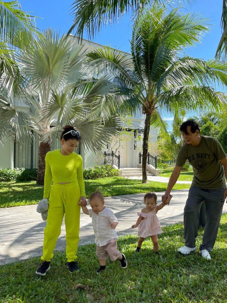 Hai ông bà đi tập thể thao cùng cháu vẫn mặc đẹp với style năng động và phù hợp hoàn cảnh. 