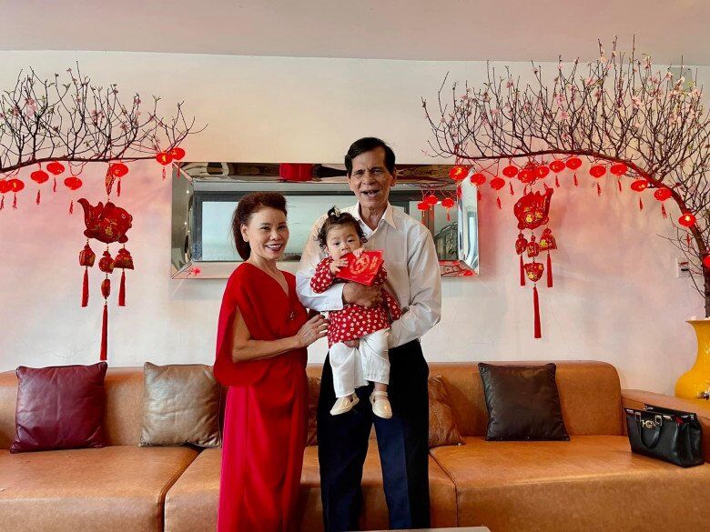 Ngày Tết ông bà cũng nhận được nhiều lời khen vì ăn mặc quá sang trọng và đẹp mắt. 