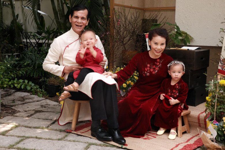 Hai ông bà cùng diện áo dài với các cháu tạo nên khung cảnh đẹp như ảnh tạp chí.