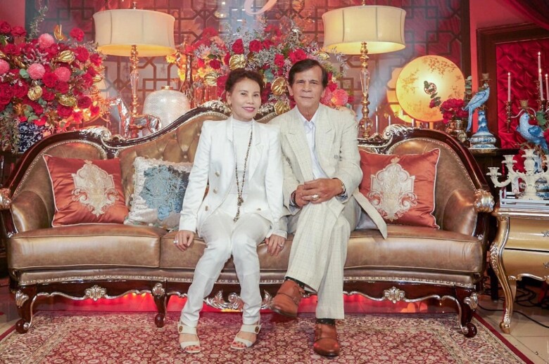 Bố mẹ Hồ Ngọc Hà không diện đồ đôi nhưng luôn biết cách ăn mặc sao cho đồng điệu, thể hiện tình cảm vợ chồng khăng khít.