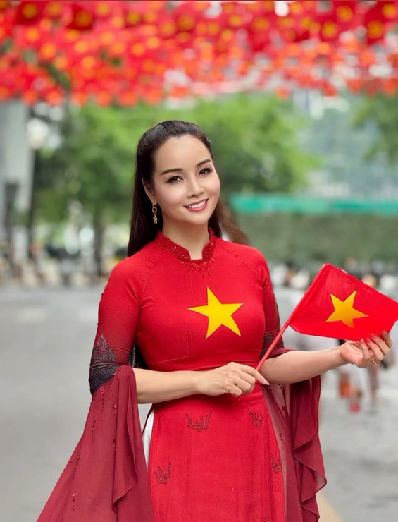 Khác biệt với các nghệ sĩ trẻ khác, diễn viên, đạo diễn Mai Thu Huyền diện áo dài đỏ rực rỡ với ngôi sao vàng nổi bật trên ngực, kết hợp tay áo voan mềm mại. Lối trang điểm nhẹ nhàng cùng nụ cười tươi tắn giúp cô tỏa sáng giữa đám đông.