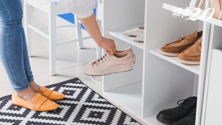 Ưu tiên những đôi giày nhẹ, có độ đàn hồi tốt để mỗi bước đi luôn êm ái, không lo đau chân.