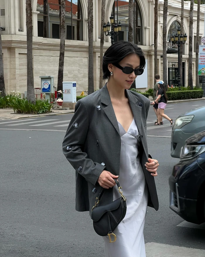 Đặc biệt, những thiết kế váy cotton, lụa hay ren khi phối cùng blazer hay sơ mi sẽ dễ dàng chuyển từ nét gợi cảm sang thanh lịch, trí thức.