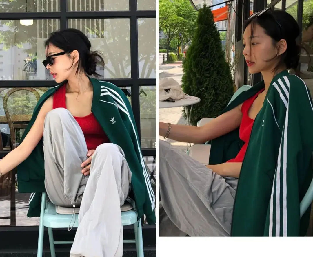 Sự kết hợp giữa áo tank top đỏ và áo khoác thể thao xanh lá cây tạo nên hiệu ứng thị giác rất ấn tượng.