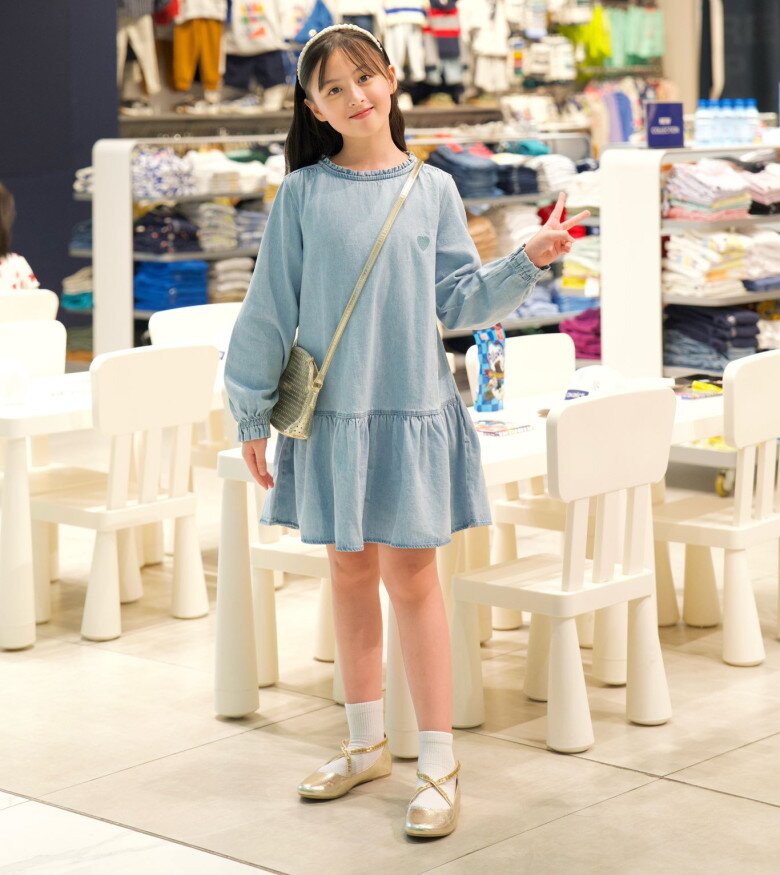 Mọi người đều phải trầm trồ trước vẻ đẹp của bé Cam. 