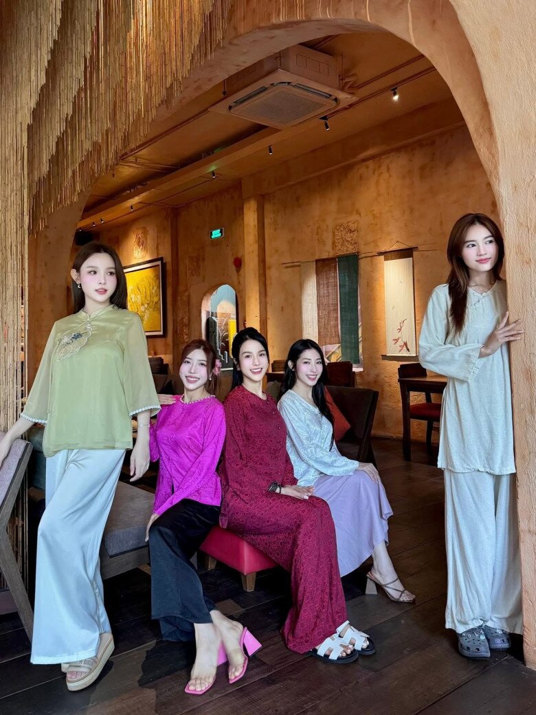 5 chị đẹp gồm Diệp Lâm Anh, Khổng Tú Quỳnh, Trang Pháp, Huyền Baby và Ninh Dương Lan Ngọc (từ trái sang) hiếm khi mới có dịp tụ họp đông đủ.