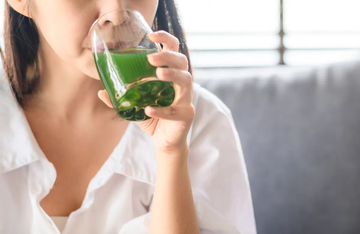 Uống nước diếp cá giúp bổ sung vitamin và khoáng chất thiết yếu, đồng thời hoạt động như “kem chống nắng tự nhiên” bảo vệ da từ bên trong.