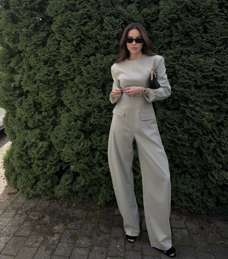 Style đi ăn cưới bên trời Tây của Hồ Ngọc Hà được cư dân mạng khen ngợi hết lời.