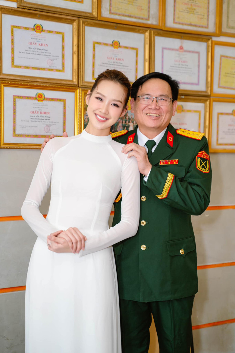 Cha của cô là ông Lê Văn Công, hiện làm đại tá, bác sĩ chuyên khoa II, Chủ nhiệm khoa Ngoại chấn thương chỉnh hình của Bệnh viện Quân y 121.