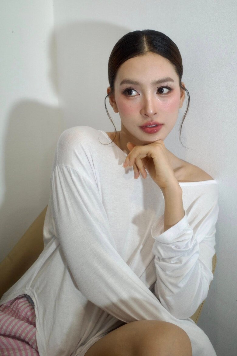 Cuộc hội ngộ với Miss Universe 2018 không chỉ làm nổi bật nhan sắc ngày càng thăng hạng của Trần Tiểu Vy, mà còn khẳng định vị thế của cô trên bản đồ nhan sắc quốc tế.