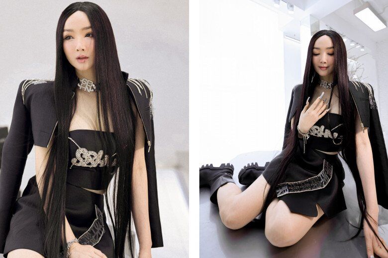 Giáng My kết hợp thêm phụ kiện là chiếc choker họa tiết chữ cùng vòng tay Chanel và bộ nail đính đá chung concept. Với bộ trang phục đậm chất GenZ cùng cách pose dáng trẻ trung, quyến rũ, nhiều người thậm chí còn cho rằng trông cô như một nữ sinh.