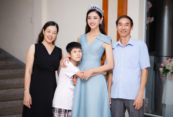 Gia đình hạnh phúc nền nếp của Hoa hậu Lương Thùy Linh.