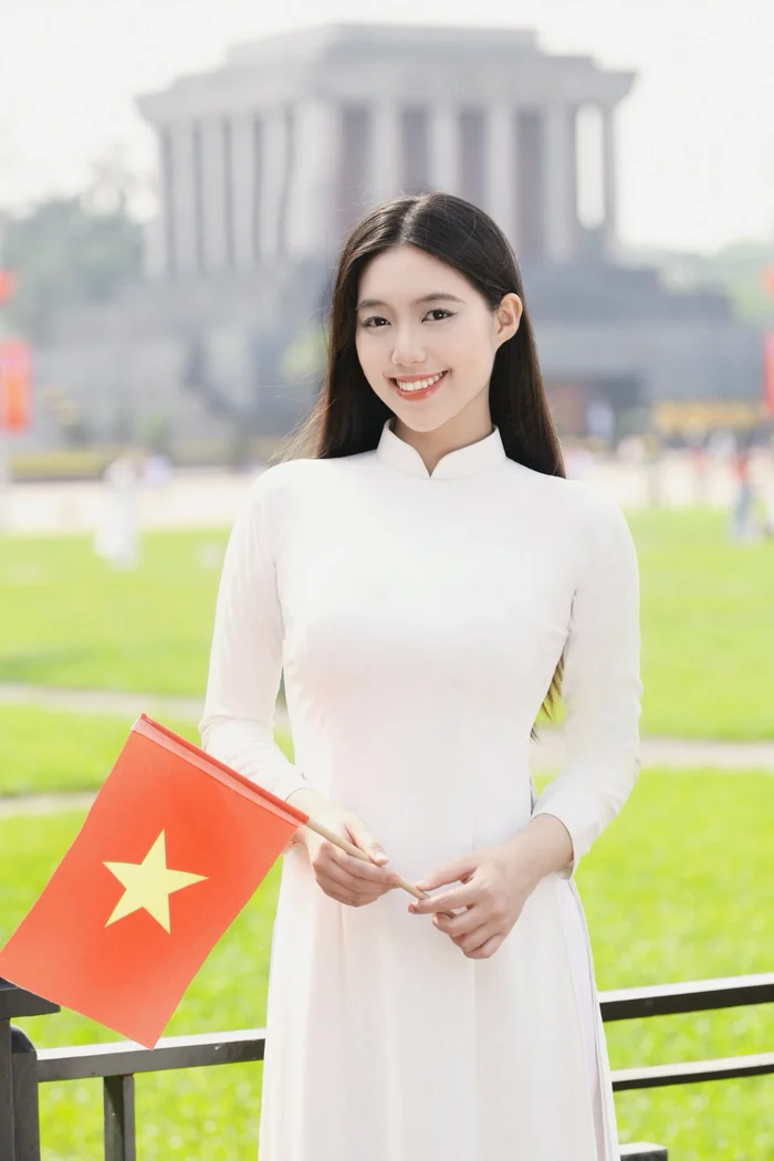Vẻ ngoài tươi sáng, trong trẻo của Á hậu Châu Anh.