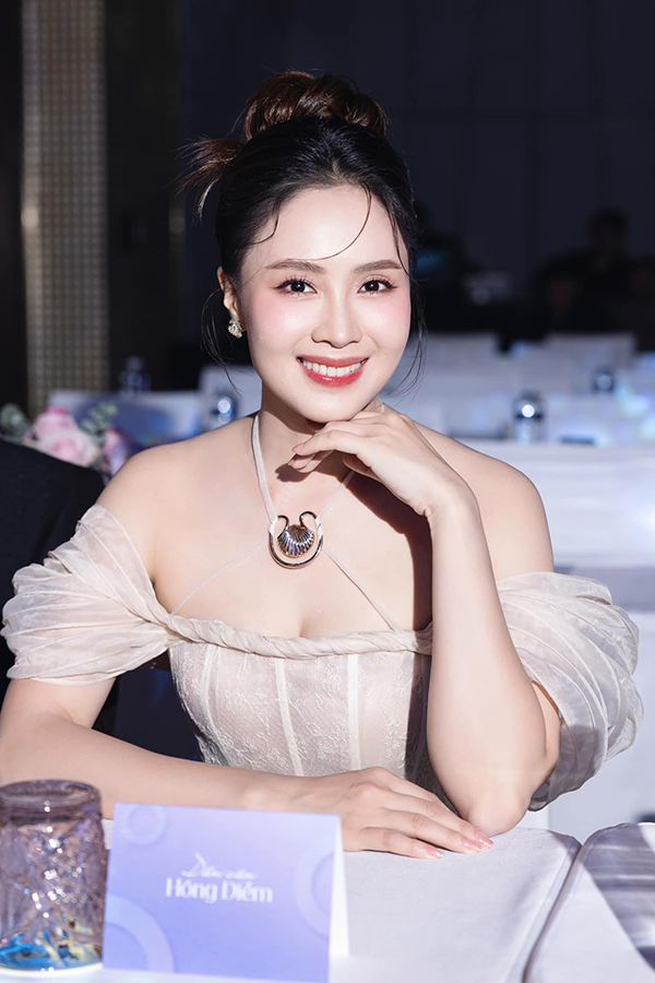 Hồng Diễm như lão hóa ngược ở tuổi U45.