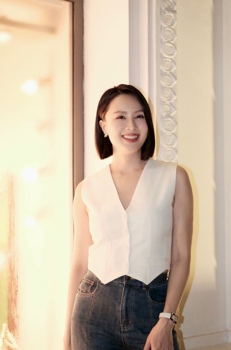 Dưới ánh đèn vàng ấm áp, nụ cười rạng rỡ cùng làn da mịn màng và kiểu tóc mới trẻ trung của Hồng Diễm chứng minh cô hoàn toàn xứng với danh xưng “mỹ nhân không tuổi” của màn ảnh Việt.