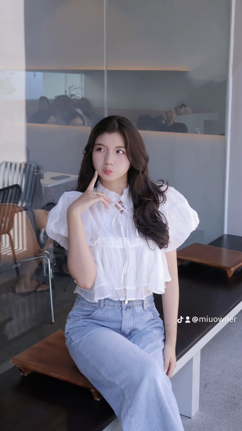 Nếu theo dõi hình ảnh đời thường của Bảo Chinh, nhiều người nhận xét cô nàng có gu thời trang khá đa dạng. Khi thì dịu dàng trong chiếc váy hoa, khi lại cá tính với áo phông và quần jeans, nhưng ở mọi góc nhìn, hot girl quân nhân đều toát lên vẻ đẹp rạng rỡ và tràn đầy sức sống.