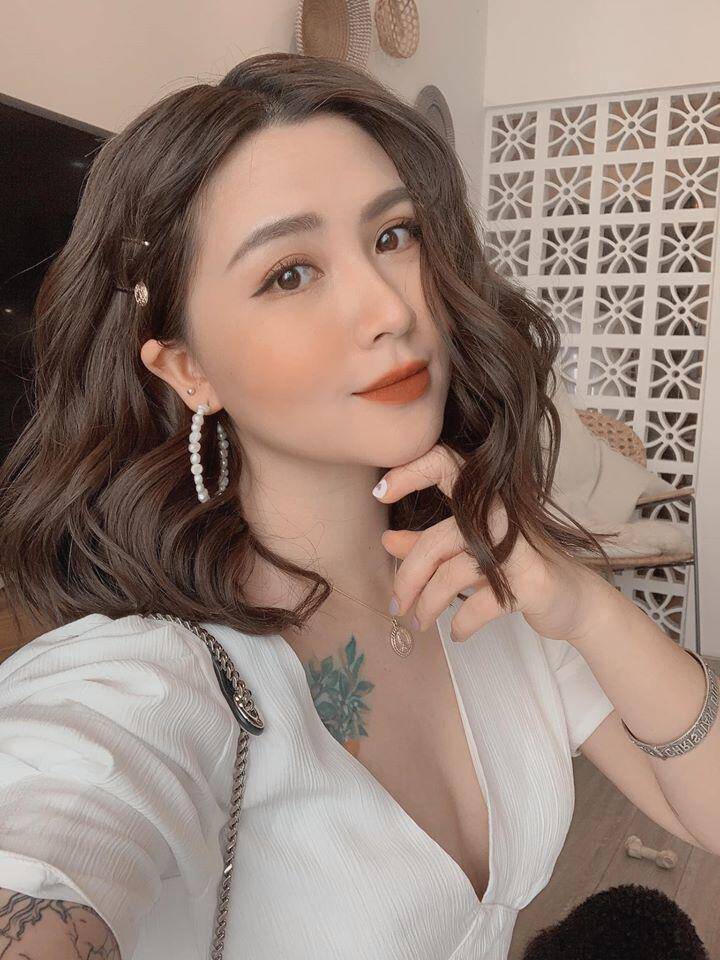 Sau khi sinh con, cô nàng trở thành hot mom nổi tiếng MXH.