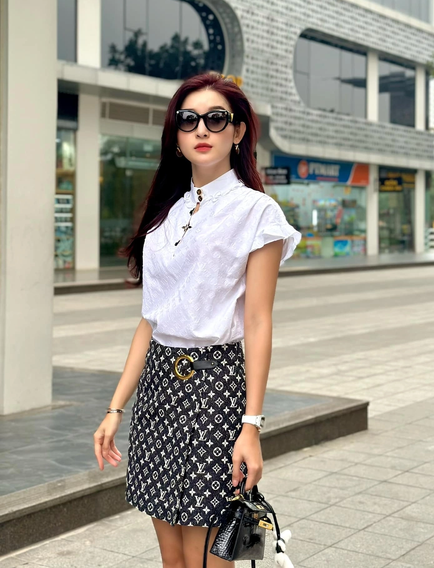 Huyền My là tín đồ của logomania - thuật ngữ thời trang chỉ những thiết kế tràn ngập chữ ký, dấu ấn riêng khẳng định đẳng cấp của thương hiệu.