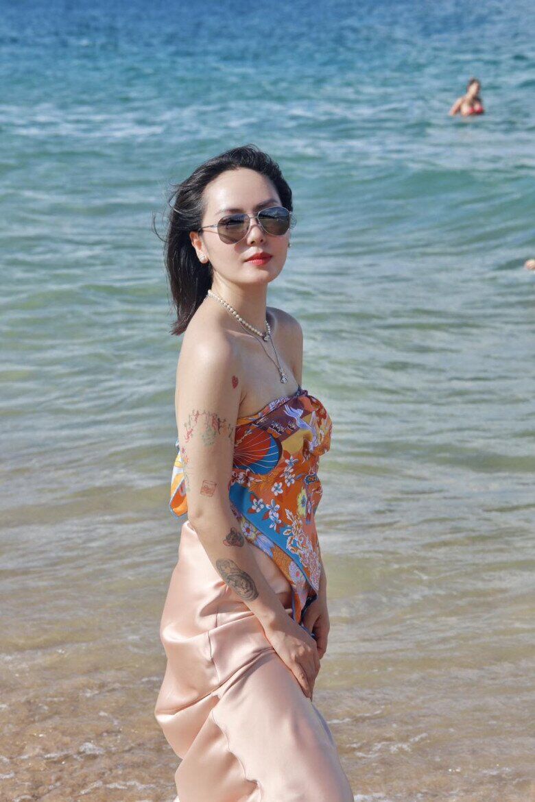 Khăn lụa lớn không chỉ là phụ kiện, mà còn là món đồ đa năng không thể thiếu trong vali mùa hè.