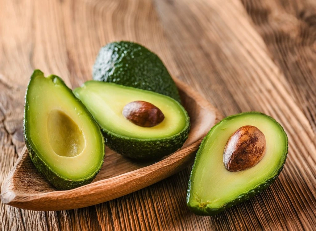 Quả bơ giàu vitamin và axit béo thiết yếu giúp nuôi dưỡng da đầu và mái tóc trông khỏe mạnh, bóng mượt hơn.
