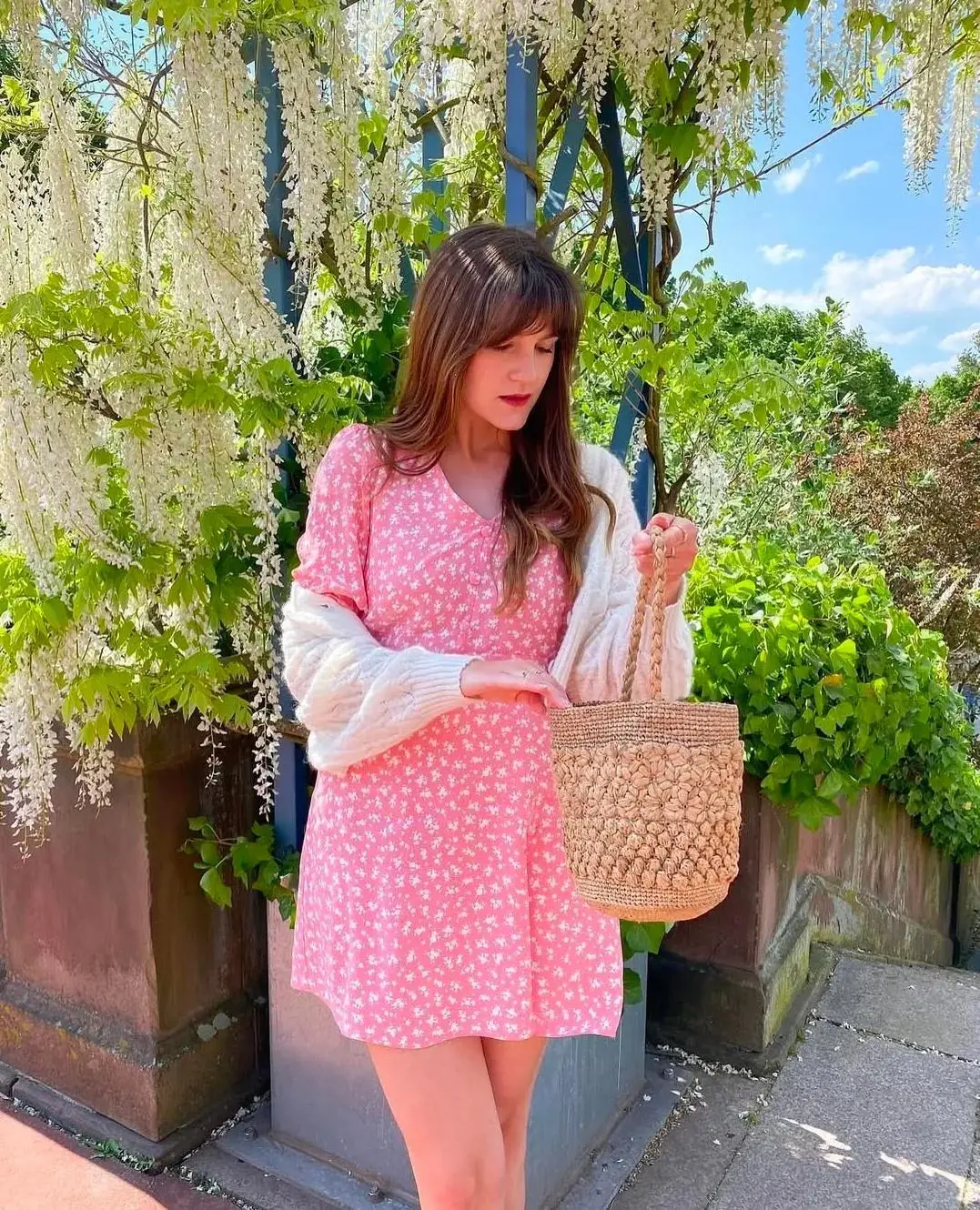 Bạn hoàn toàn có thể kết hợp váy hoa cùng áo khoác dệt kim hoặc blazer màu sáng. Đây chính là công thức phối đồ lý tưởng, vừa tránh nắng vừa đảm bảo thần thái thanh lịch và tươi mới, đúng chuẩn quý cô Pháp tinh tế.