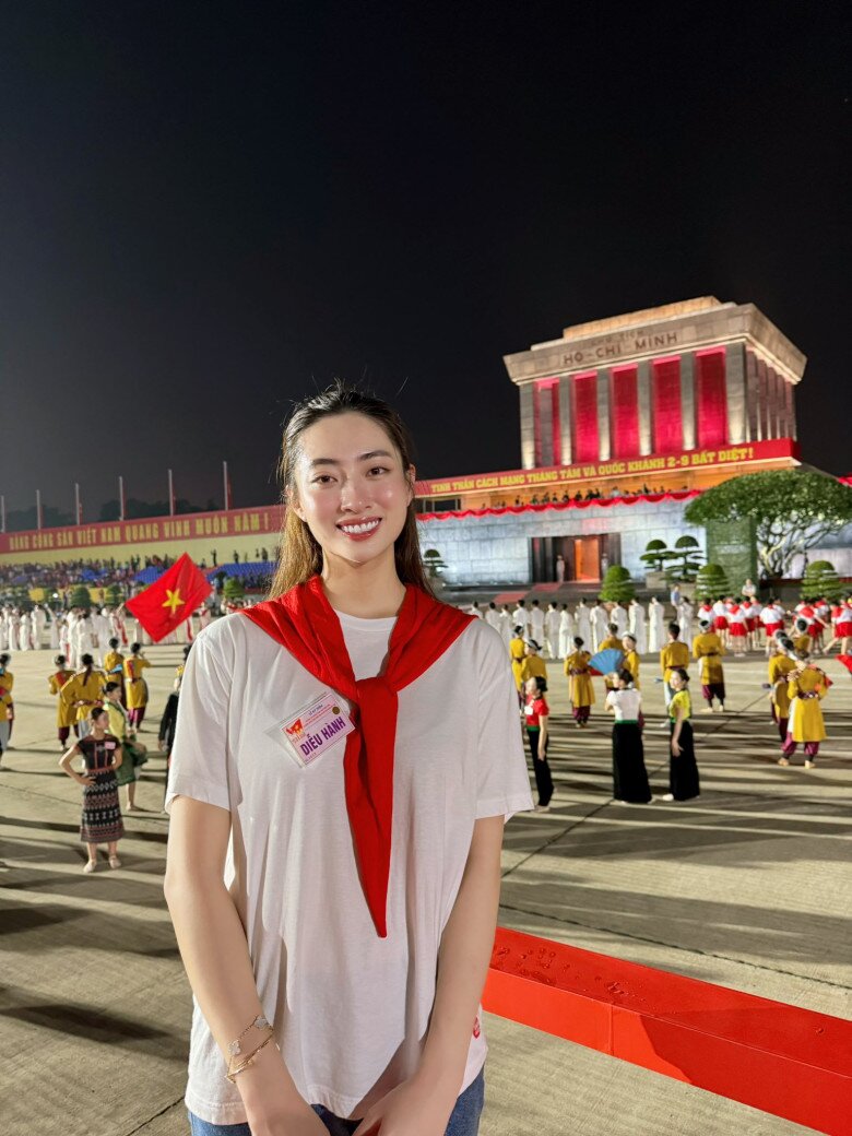 Sau một ngày sơ duyệt, Lương Thùy Linh vẫn duy trì được thần thái rạng rỡ và làn da căng bóng.