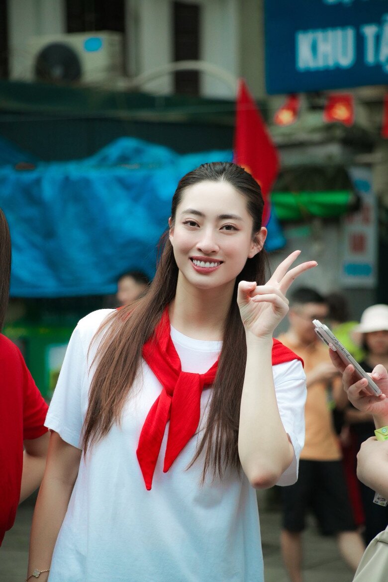 Lương Thùy Linh trẻ trung, xinh tươi với trang phục đơn giản mà vẫn hút mọi ánh nhìn.