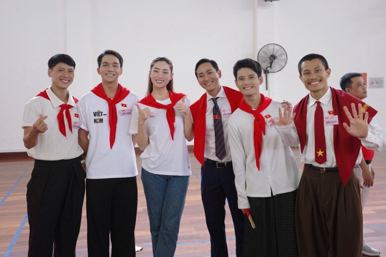 Hoa hậu Thế giới Việt Nam 2019 chụp ảnh cùng dàn diễn viên phim Mưa đỏ.