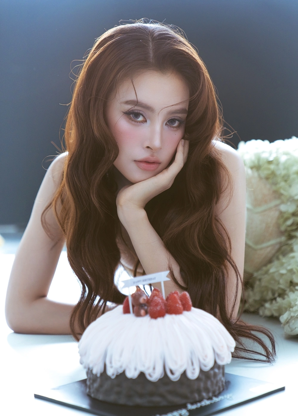 Cùng tuổi với Lương Thùy Linh, Tiểu Vy lại sở hữu nhan sắc ngọt ngào với gương mặt gần đạt tỷ lệ vàng.