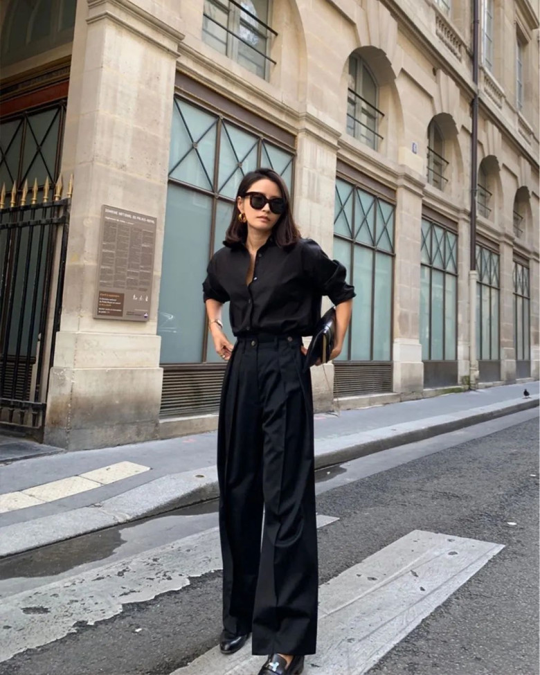 Nếu là tín đồ thời trang công sở, bạn nhất định nên bỏ túi chiêu mix sơ mi thanh lịch với quần cạp cao, đừng quên sơ vin để tôn dáng.