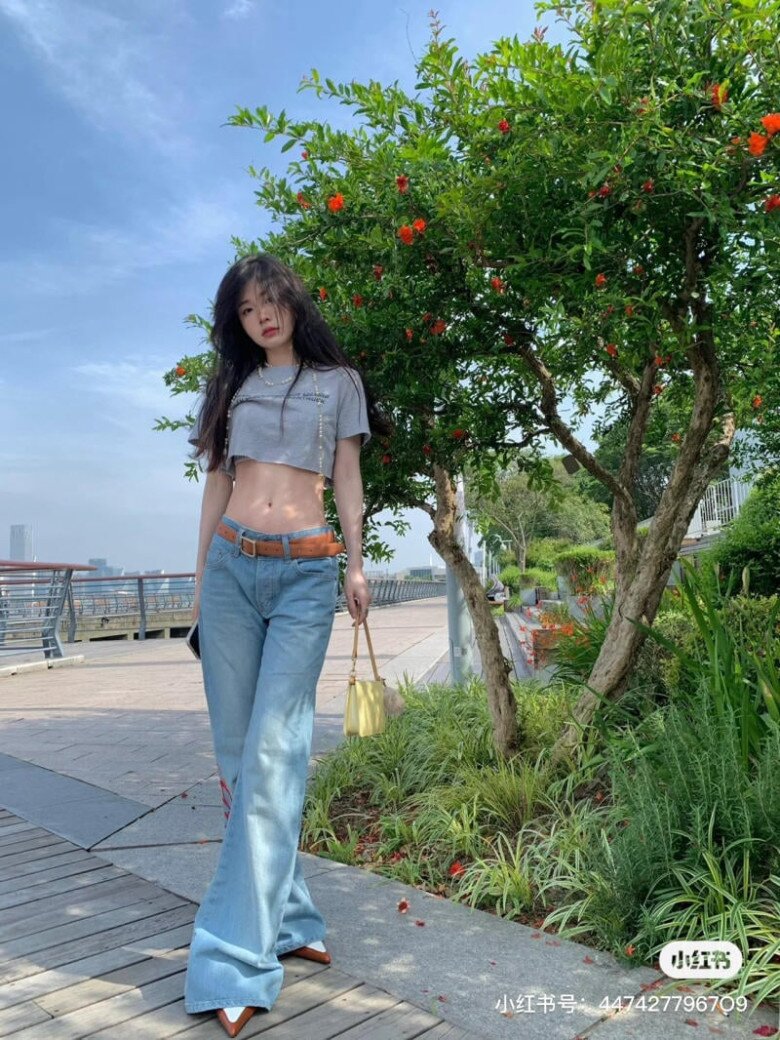 Đây là mẹo nhỏ nhưng cực kỳ hiệu quả để mặc quần cạp trễ mà vẫn giữ được vẻ thanh thoát, cao ráo.