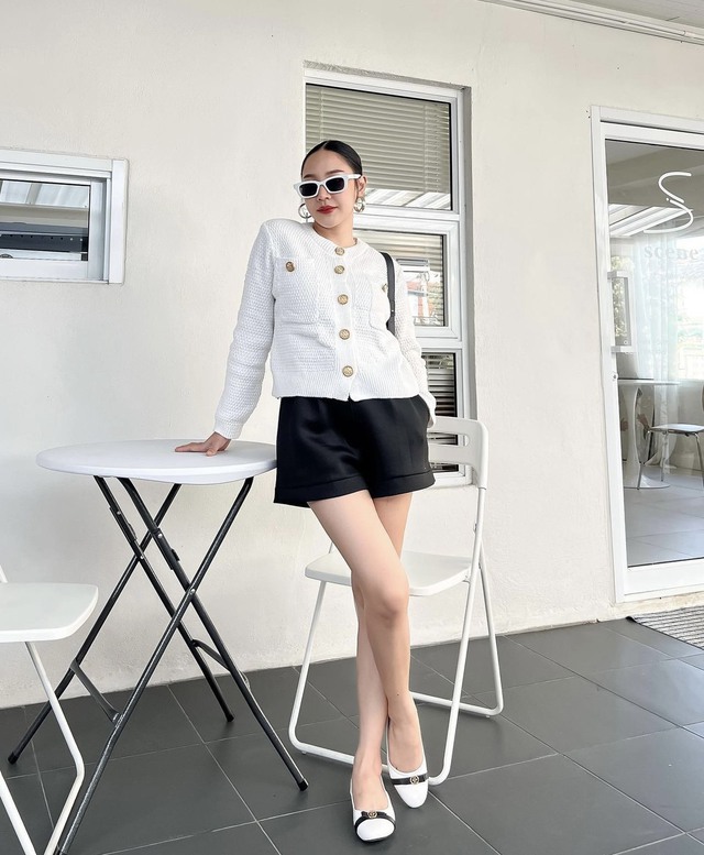 Phụ nữ nên ưu tiên cardigan tay rộng và dáng suông, vừa khéo léo che đi phần mỡ thừa, vừa tạo sự thoải mái khi mặc nhiều lớp bên trong mà vẫn giữ được vẻ thanh thoát.
