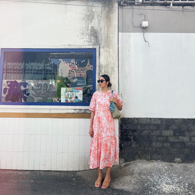 Váy hoa màu coral dáng suông xòe nhẹ với tay ngắn lỡ là lựa chọn hoàn hảo cho những ngày dạo phố. Thiết kế tinh giản giúp che bụng, che bắp tay mà vẫn mang nét hiện đại, trẻ trung. Tông màu tươi sáng giúp tôn da và “hack tuổi” hiệu quả.