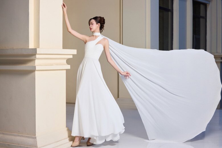 Á hậu Bảo Ngọc sở hữu thân hình chuẩn, kỹ năng catwalk, tạo dáng chuyên nghiệp tự tin.