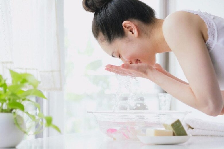 Rửa mặt với giấm pha loãng giúp làm sạch da hiệu quả, mang lại làn da mịn màng, sáng khỏe.