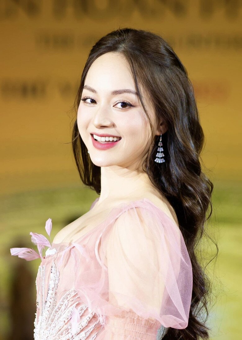 Diễn viên Lan Phương từng chia sẻ việc dùng chuối bôi lên tóc để tóc khỏe và mượt hơn.