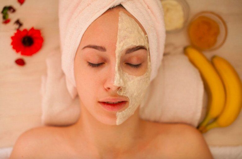 Nghiền 1 quả chuối chín, cho thêm 1 ít nước hoa hồng vào trộn đều rồi đắp lên mặt trong 30 phút, da dẻ sẽ dần sáng mịn.