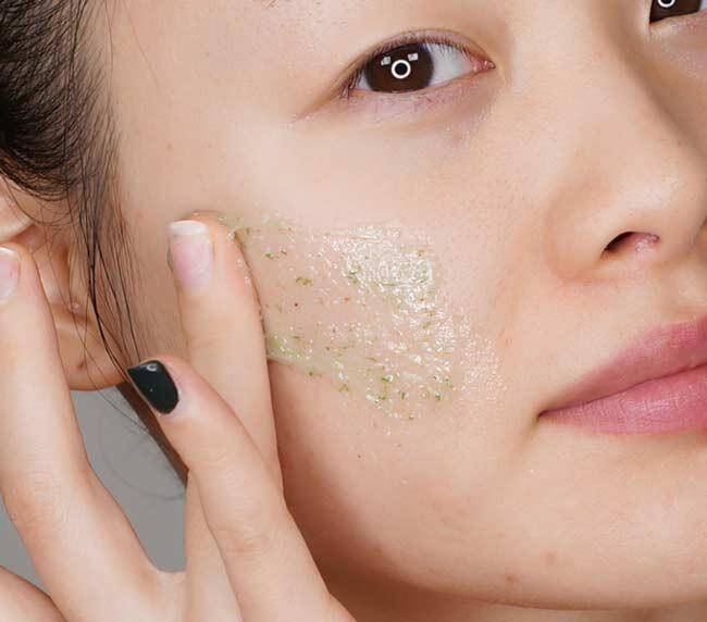 Chị em có thể dùng lựu để tẩy da chết hiệu quả nhưng chỉ nên áp dụng 1-2 lần mỗi tuần.