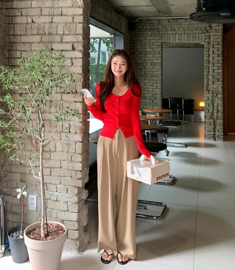 Sự kết hợp giữa quần ống rộng và áo len dệt kim mềm mại mang đến vẻ ấm áp, thanh lịch – lựa chọn hoàn hảo cho những ngày thu đông.