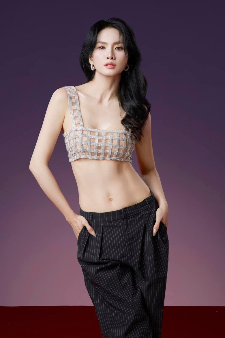 Chiếc áo ngắn cỡ gang tay với thiết kế cắt khoét lỗ chính là phong cách thường thấy của Anh Thư từ đời thường, sự kiện đến cả khi chụp ảnh thời trang.