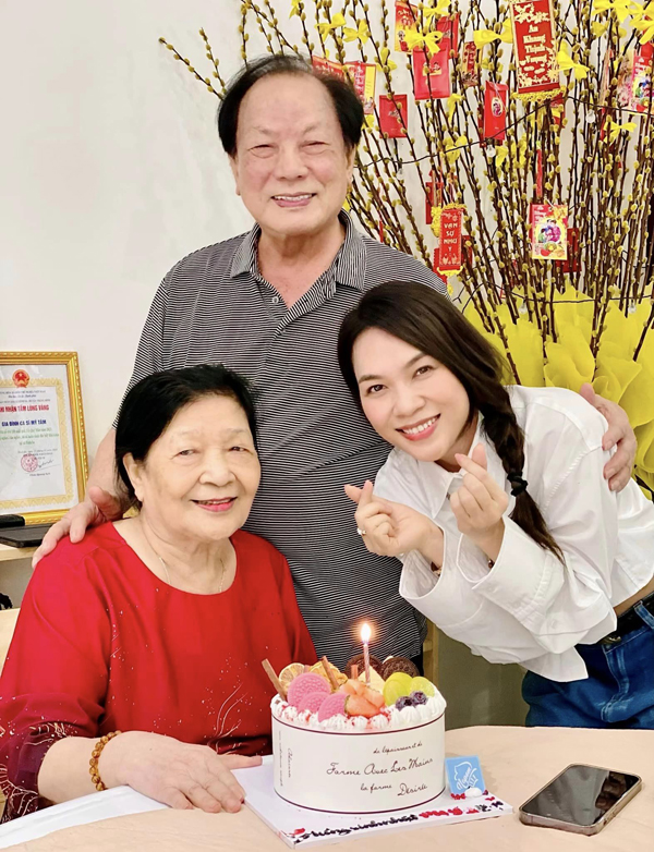 Mỹ Tâm được thừa hưởng nhan sắc từ bố mẹ, đặc biệt mẹ cô còn từng là hoa khôi xứ Quảng một thời.