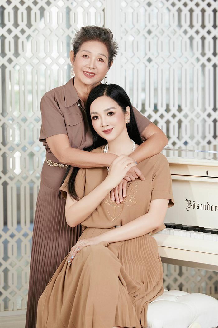 “Con gái mẹ cứ lần nào tổ chức tiệc cho bạn bè là mẹ lại có một hai ngày bận rộn, ngôi nhà luôn tràn ngập tình yêu thương dưới sự chở che của mẹ. Yêu mẹ nhất trên đời, Giáng My bày tỏ.