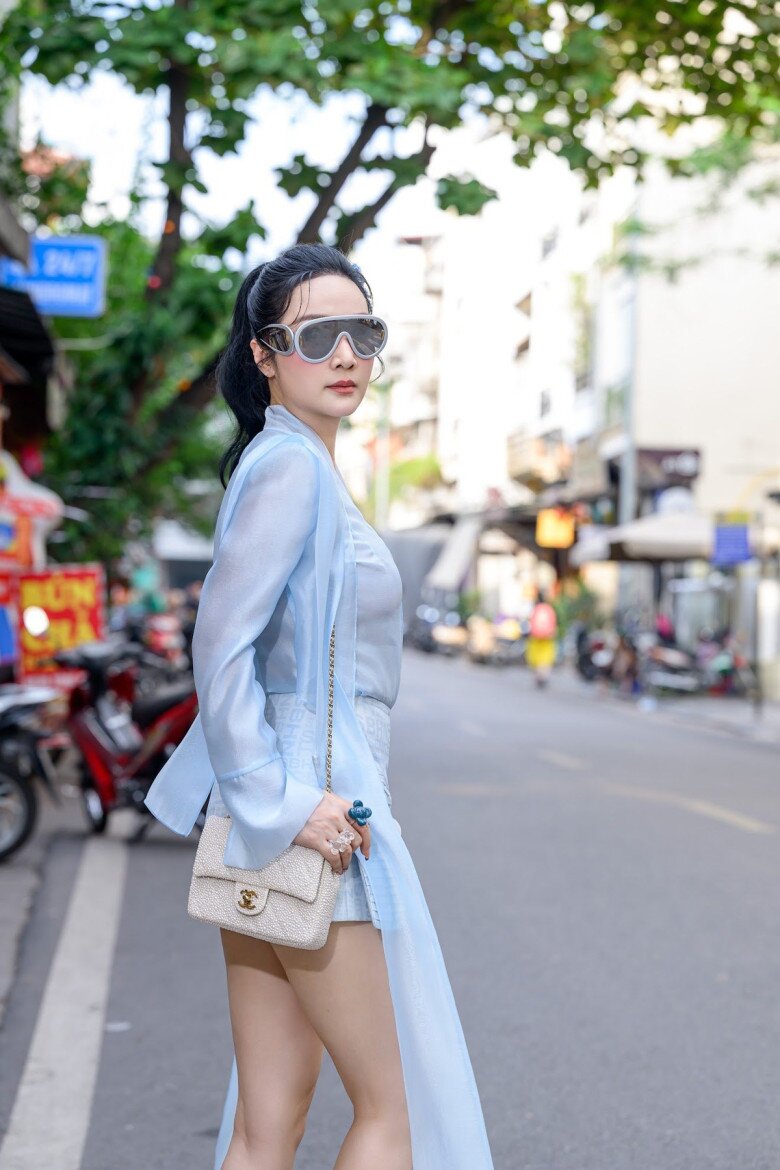 Giáng My trẻ trung, gợi cảm không thua kém các cô gái đôi mươi.