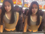 Đẹp - Bắt gặp nàng "Tiểu Long Nữ" U60 đi dạo chợ đêm, diện mạo như em gái 18 tuổi khiến cư dân mạng ngỡ ngàng