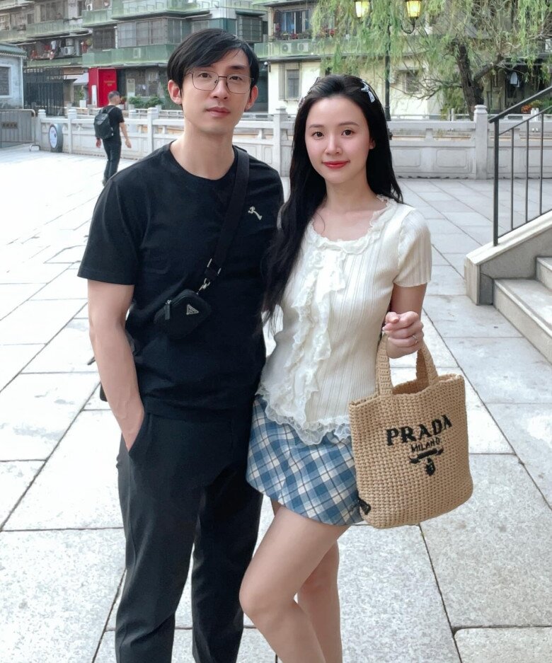 Trong chuyến du lịch Trung Quốc cùng ông xã, Midu khoe nhan sắc rạng rỡ với set đồ ngọt ngào, điểm nhấn là chiếc túi cói Prada trị giá khoảng 1.650 euro (khoảng 45,4 triệu đồng), toát lên vẻ thanh lịch đắt giá.