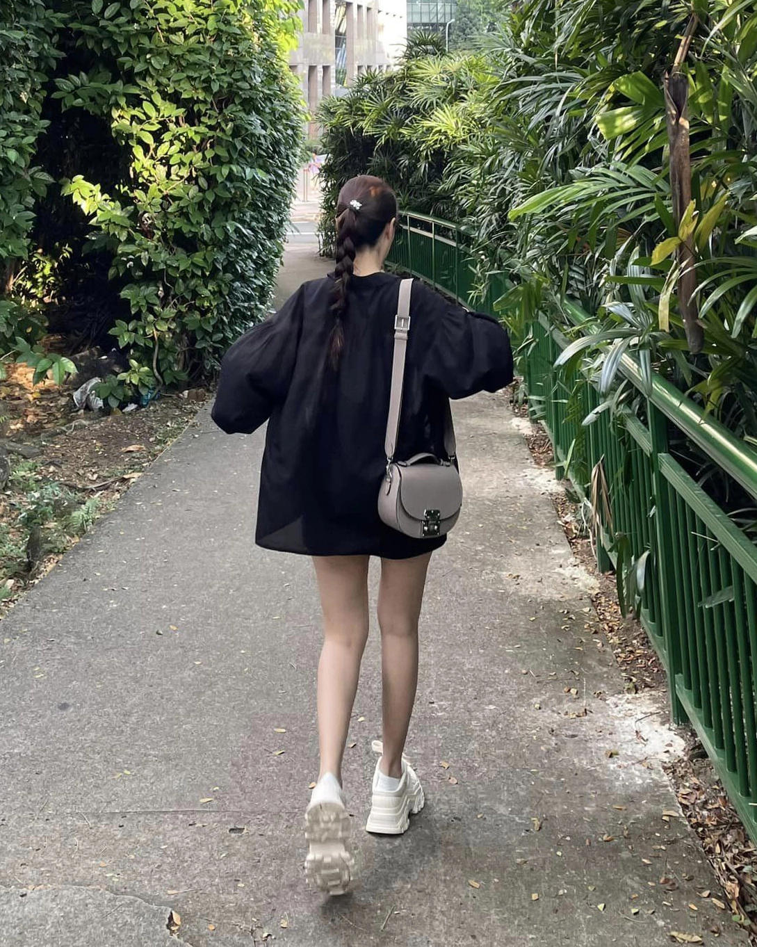 Với gam xám xi măng cùng chất liệu da sần Taurillon, chiếc Moynat Flori mang vẻ sang trọng tinh tế, dễ dàng phối cùng nhiều phong cách trang phục từ dạo phố đến tiệc tối.