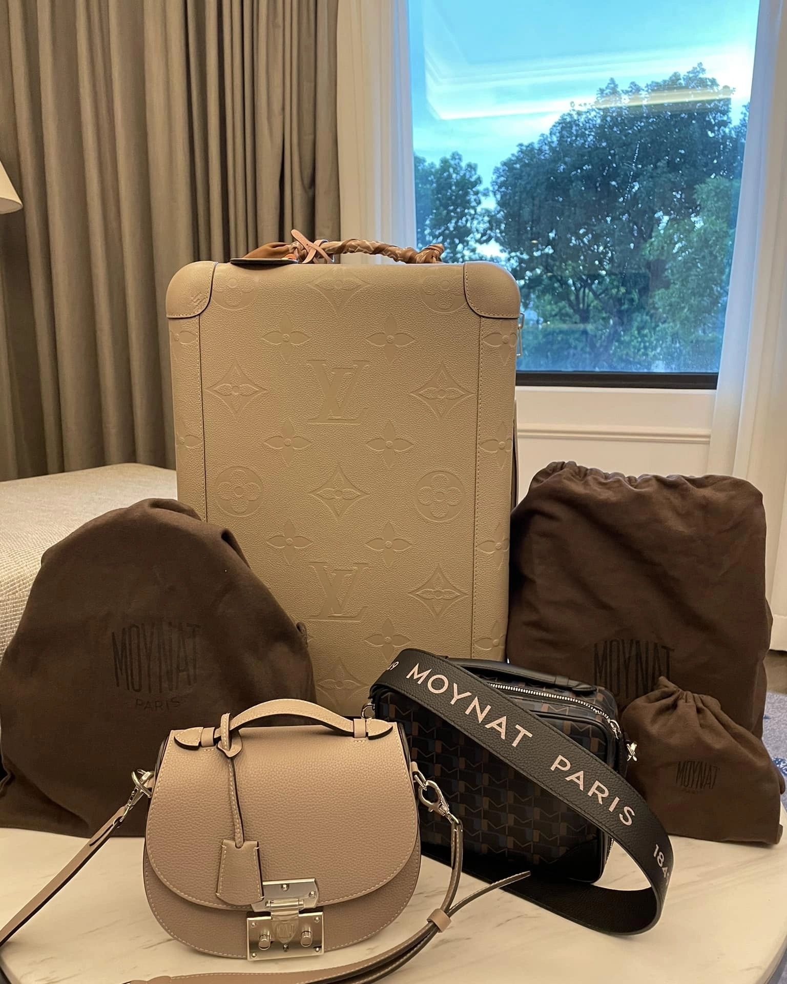 Chiếc Moynat Flori này được Midu tậu từ tháng 7/2023, hiện có giá khoảng 4.500 USD (hơn 116 triệu đồng) trên thị trường, khẳng định đẳng cấp của một thiết kế xa xỉ bền giá.