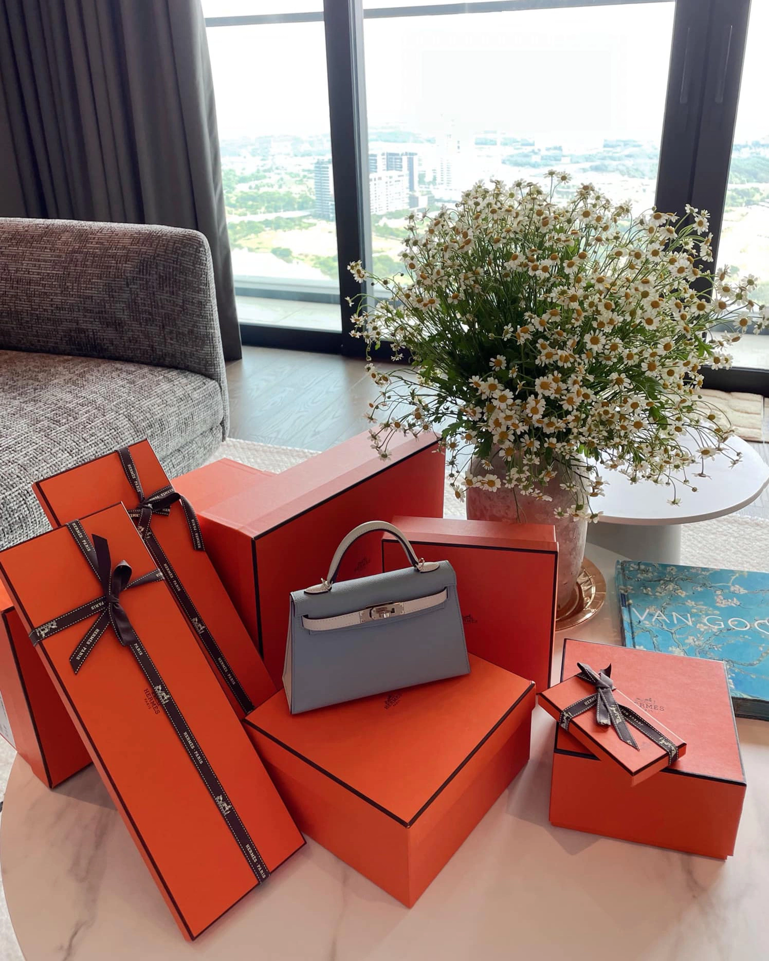 Chiếc túi mini này được Midu mua từ tháng 2 năm ngoái nhưng hiếm khi mang theo. Cô tiết lộ để sở hữu, phải tích đủ điểm bằng cách sắm loạt phụ kiện Hermès như khăn choàng, đồng hồ, trang sức… với tổng giá trị còn cao hơn cả chiếc túi.