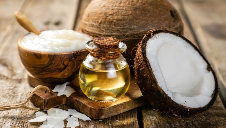 Dầu dừa có tác dụng dưỡng ẩm, tẩy trang và giúp làm mờ nếp nhăn, tàn nhang, nám hiệu quả.